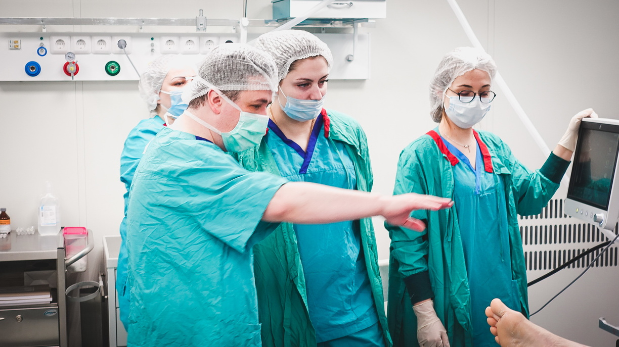 Хирурги больницы им. Пирогова в Оренбурге впервые провели операцию «Рандеву»