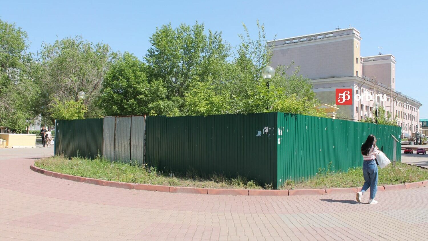 Постамент к памятнику Ленина обнесен забором