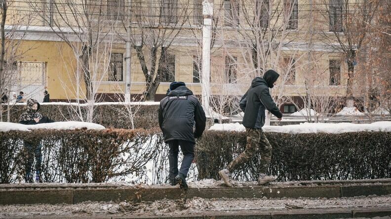В Оренбурге двоих мужчин задержали за пикет около Дома Советов
