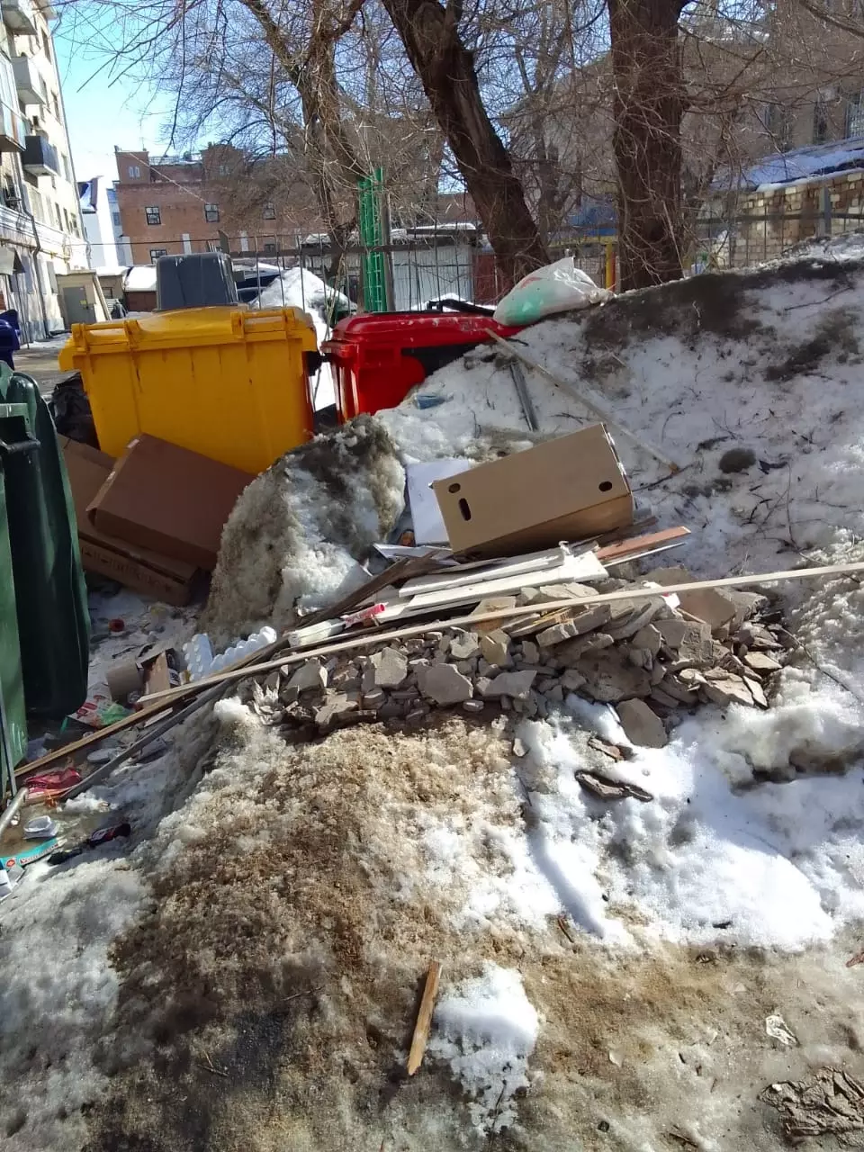 В центре Оренбурга больше недели не вывозят мусор