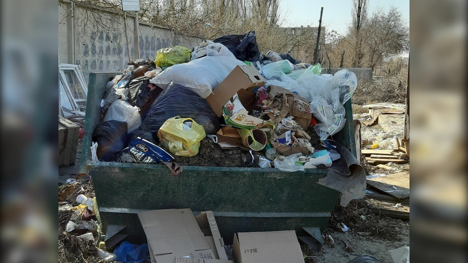 Из-за нарушения графика вывоза отходов мусорные баки переполняются