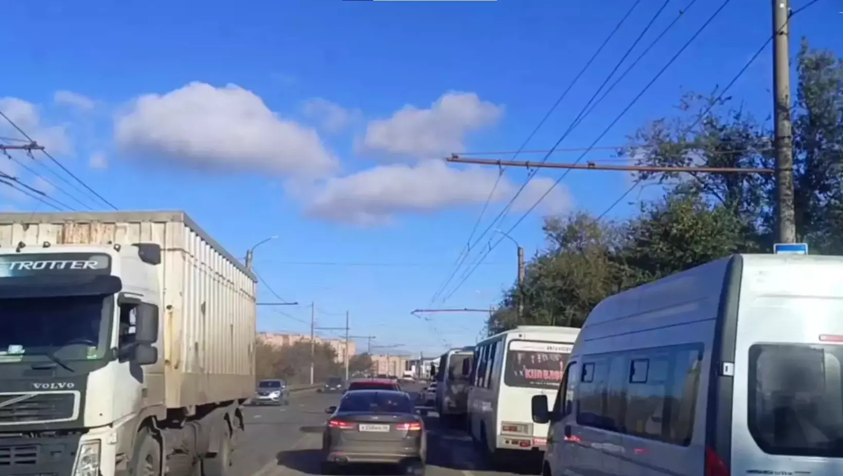 Пробка на мосту через Урал
