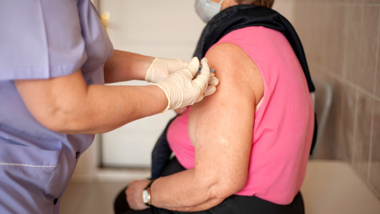 Прививку от коронавируса сделали 199 508 жителей Оренбургской области