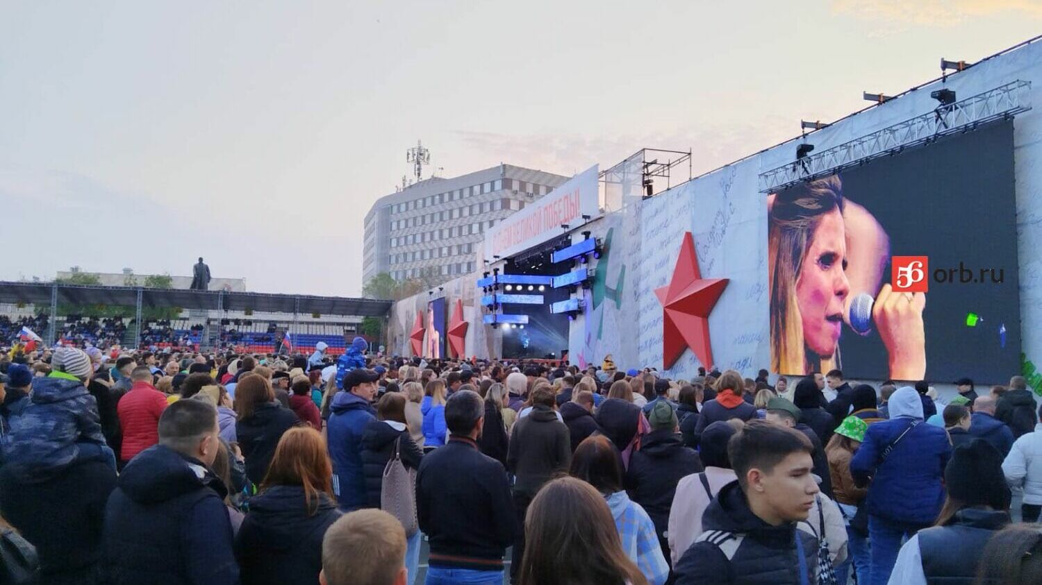 Многие жители Оренбурга пришли на концерт знаменитой группы «Любэ»