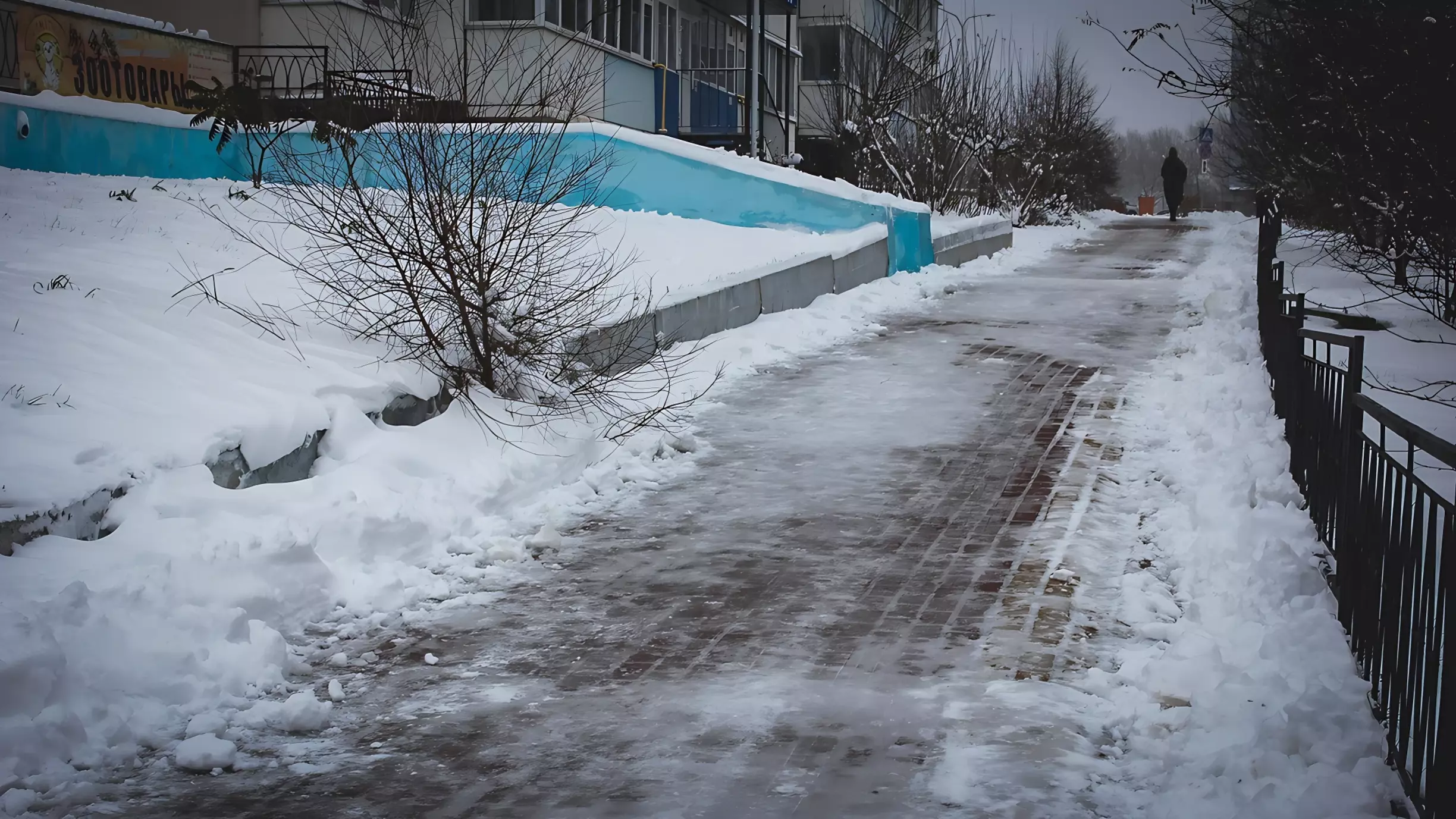Деньги на борьбу со снегом и наледью в Оренбурге выделяются — результата не видно