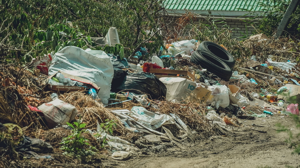 Более 200 гектар сельхозугодий в Оренбуржье незаконно завалено мусором