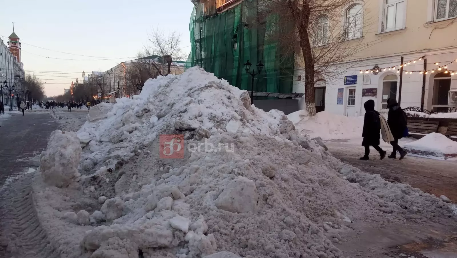 Снежные сугробы на улице Советской