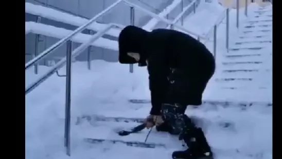 Школьник чистит от снега ступеньки пешеходного перехода