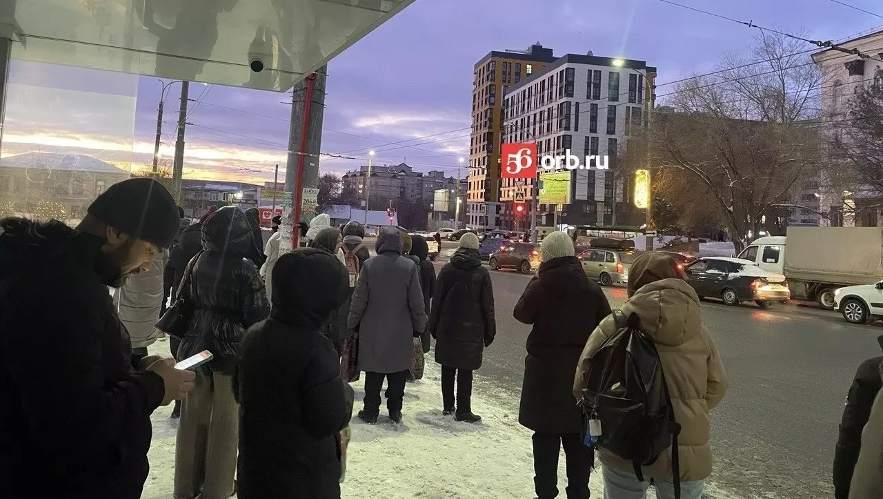 На остановках Оренбурга скапливаются толпы