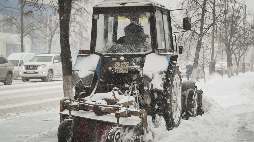 В Оренбурге для очистки городских улиц от снега вышла спецтехника