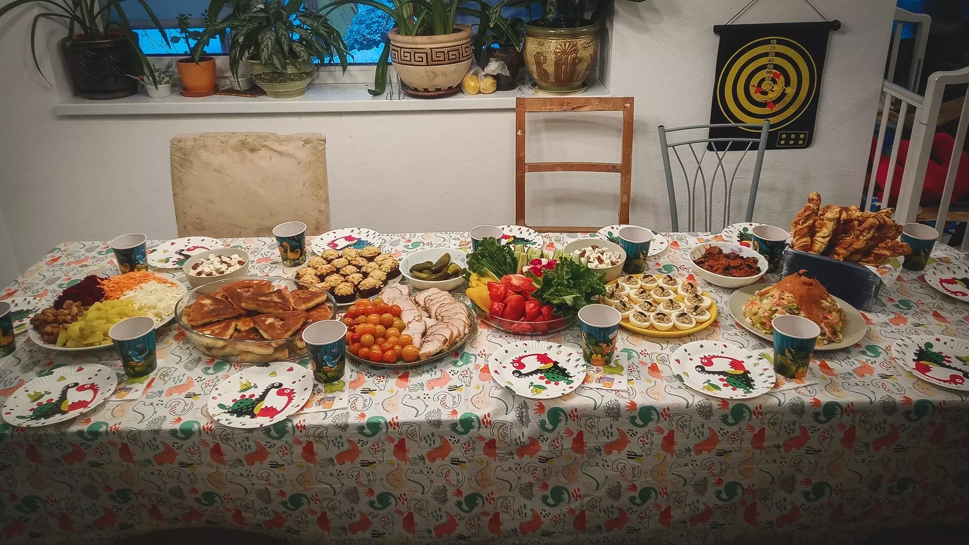 Новогодний стол с традиционными салатами 