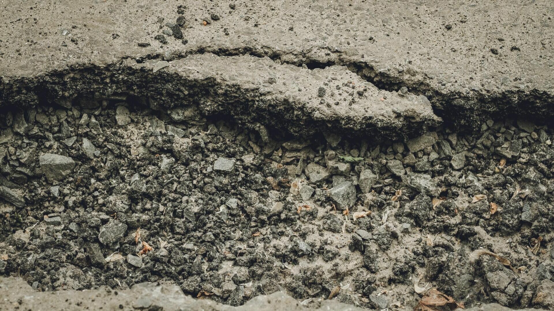 «Порядок наведем»: мэр Оренбурга высказался о разбитой дороге в «Дубки»