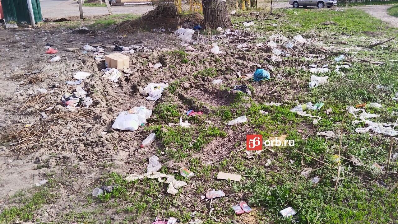 Разбросанный мусор в переулке Селивановском