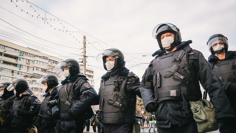 В оренбургской Росгвардии использование дубинок на митингах считают оправданным