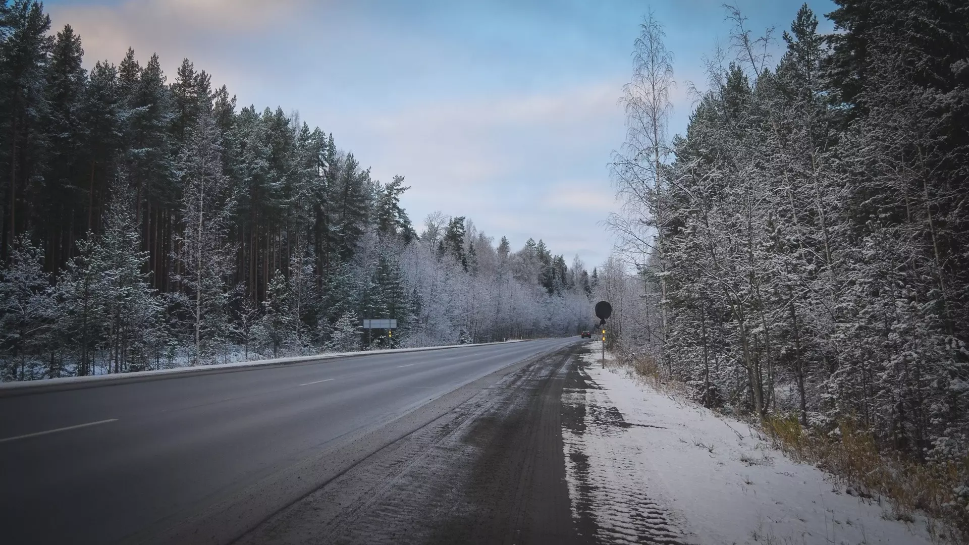 Трассы открыты: в Оренбургской области расчищали от снега автомобильные дороги.