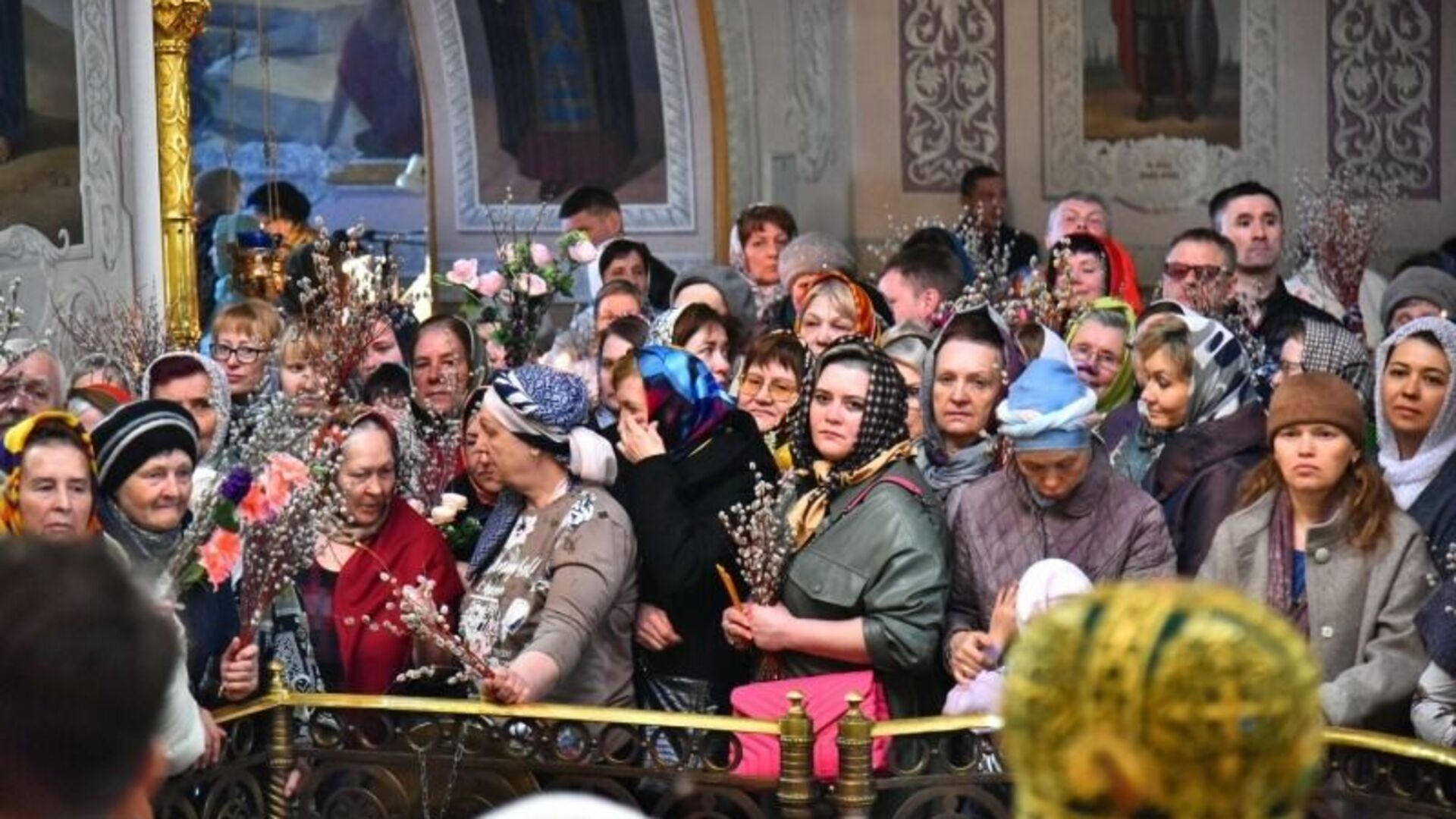 Сегодня праздник православный какой в беларуси 2024. Пасхальная служба. Пасхальное богослужение в храме. Вербное воскресенье празднование. С Вербным воскресеньем православные.
