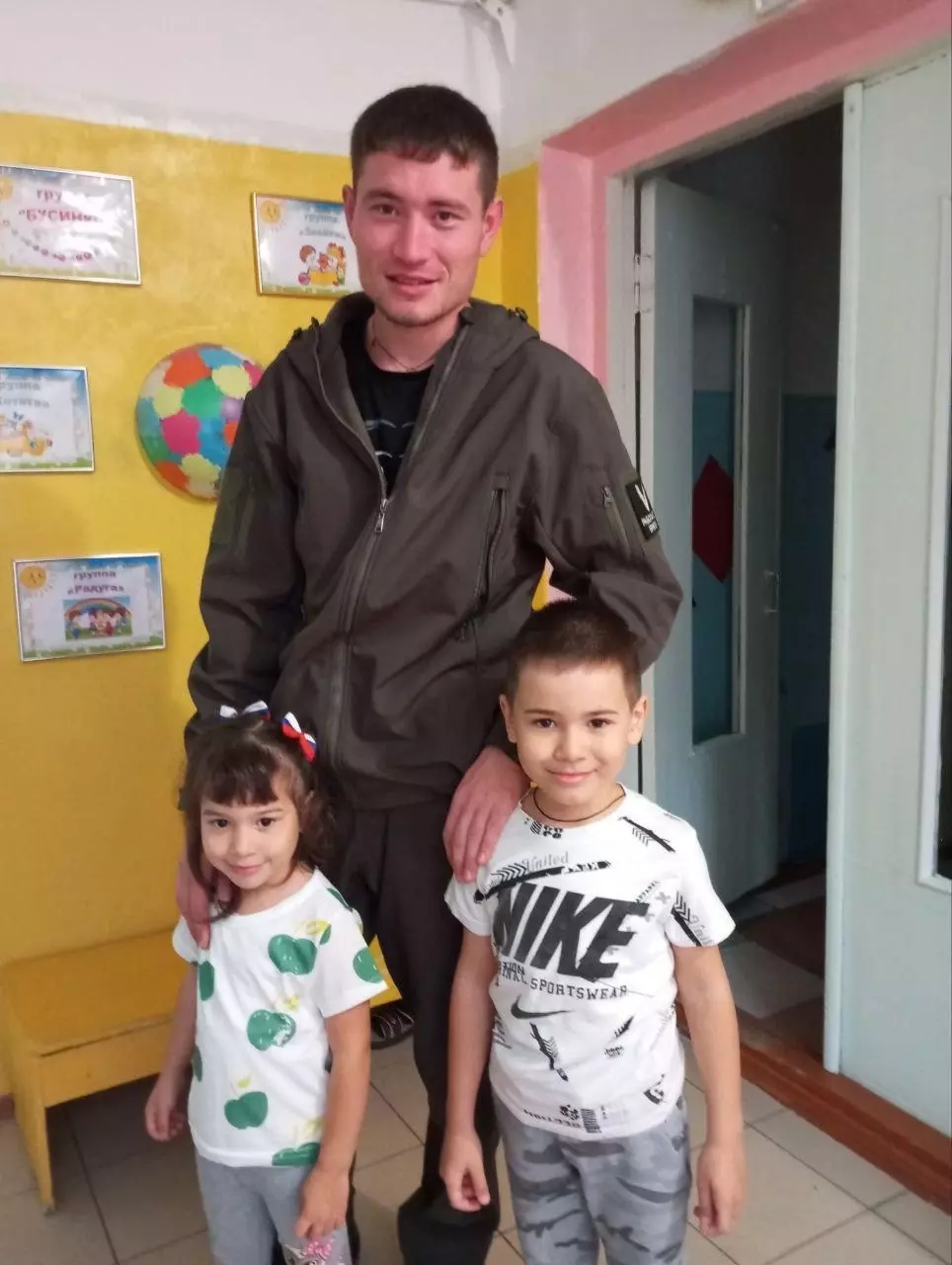Сергей Кудашев с сыном и дочкой.