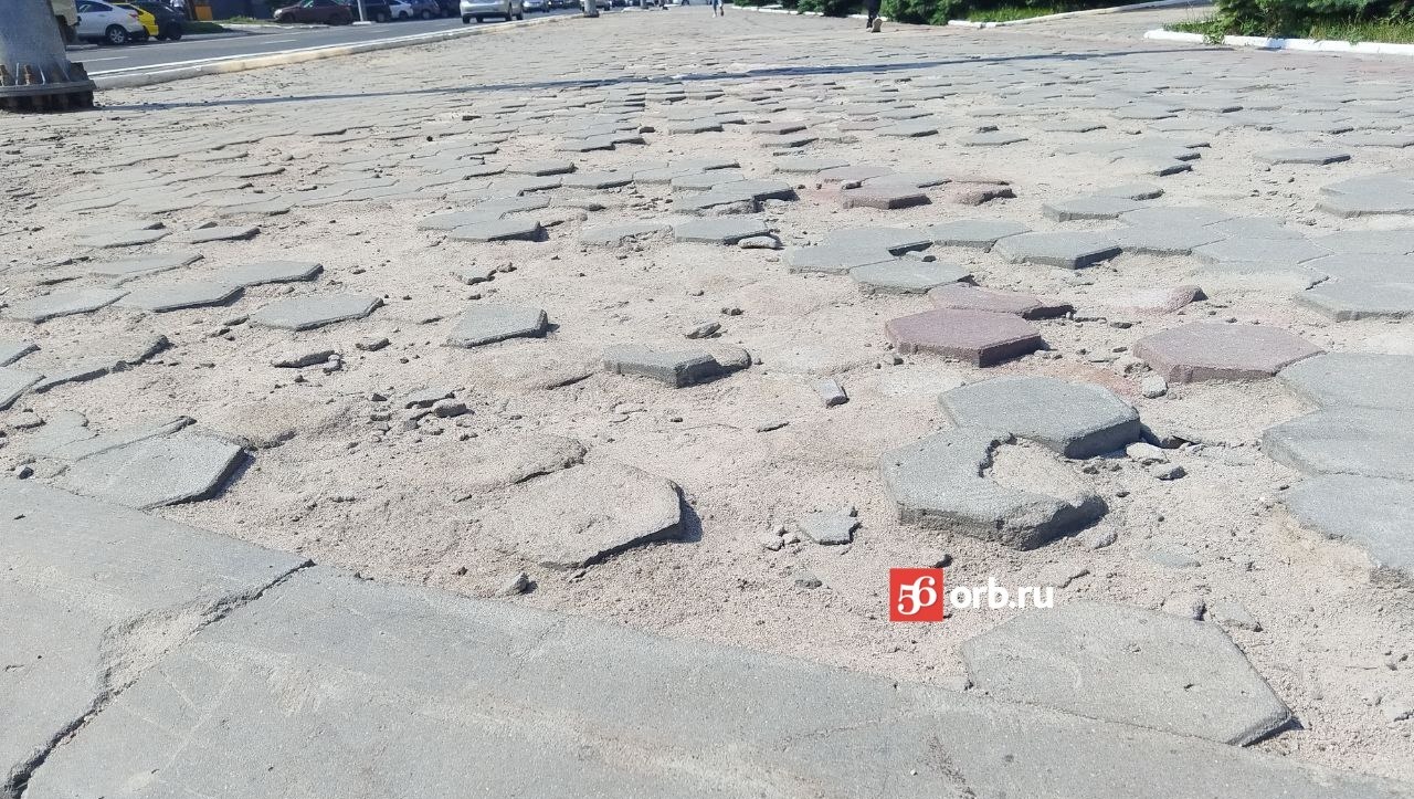 Тротуарная плитка в Оренбурге в плохом состоянии