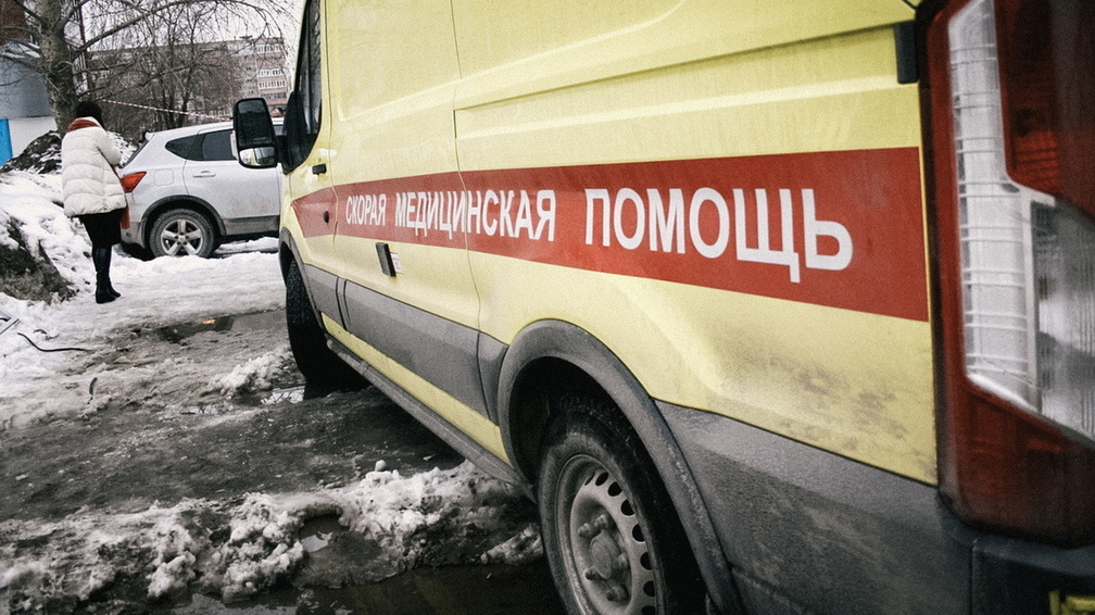 Из-за непрочищенной дороги в Бугуруслане застрял автомобиль скорой помощи с пациентом