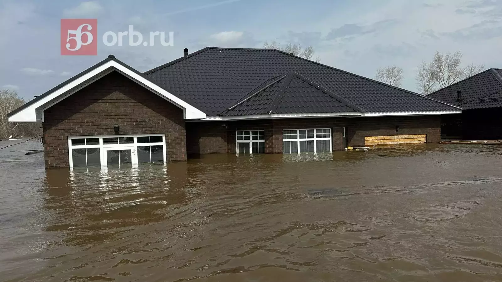 Урал в Оренбурге затопил дома