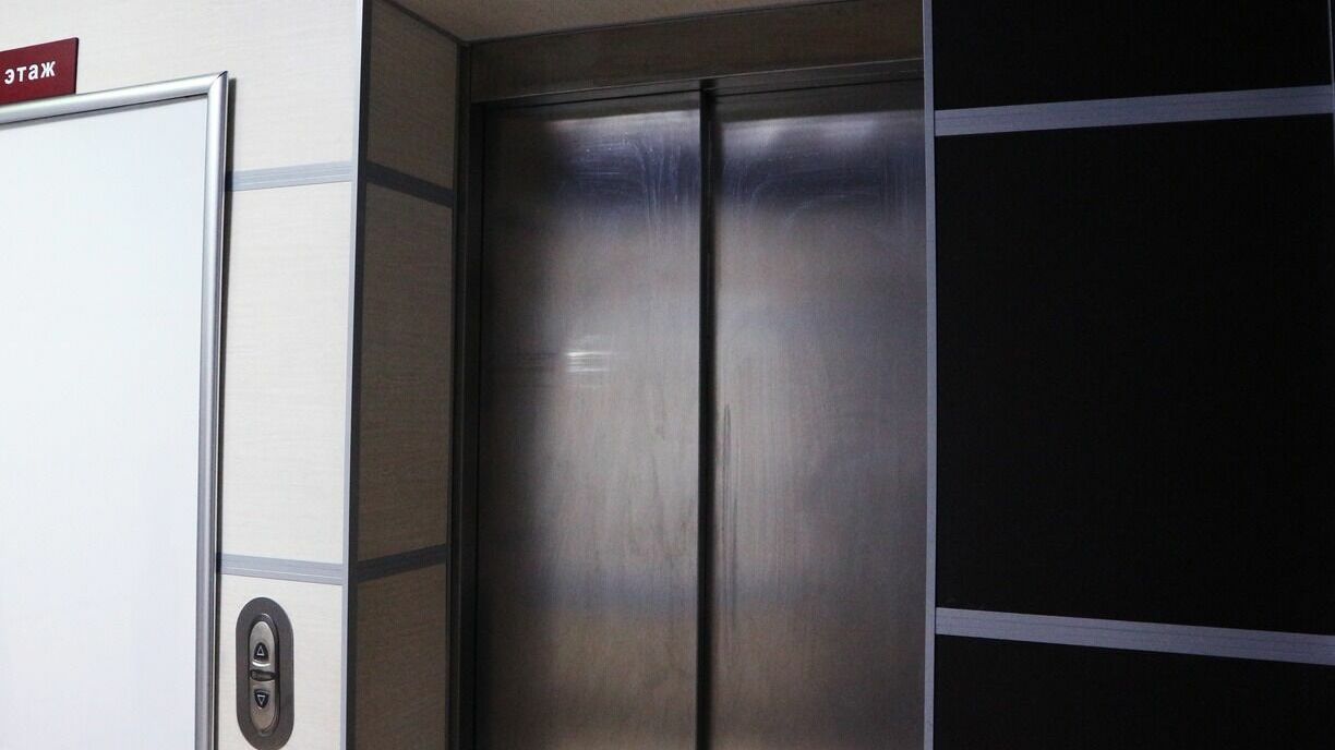 Подросток поднимался на лифте, но тот чуть не улетел вниз
