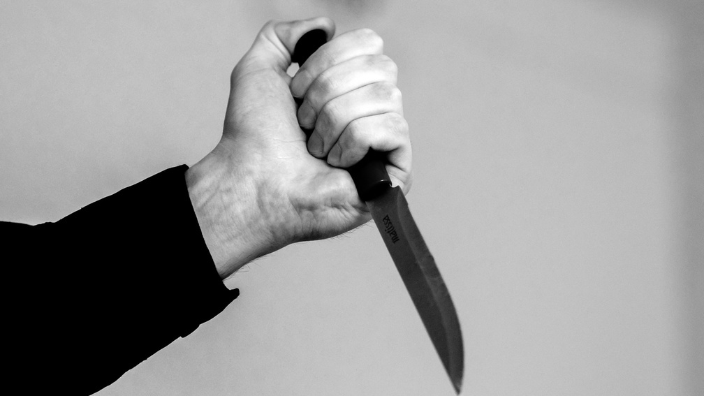 Напавшего с ножом на оренбуржца мужчину передали в руки полицейских