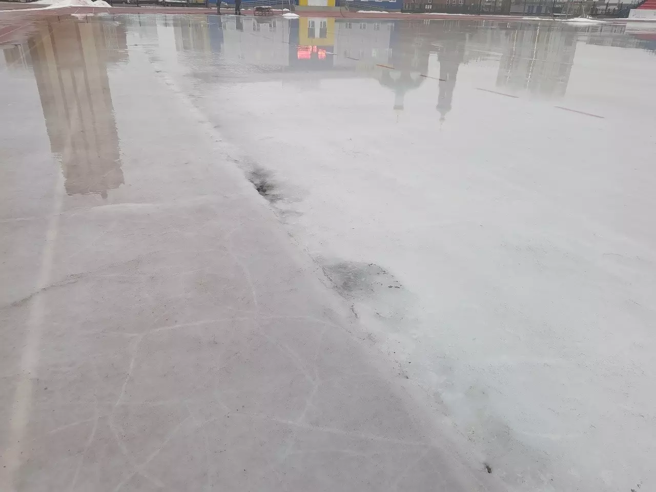 Ледовый каток стадиона "Оренбург" весь в лужах.