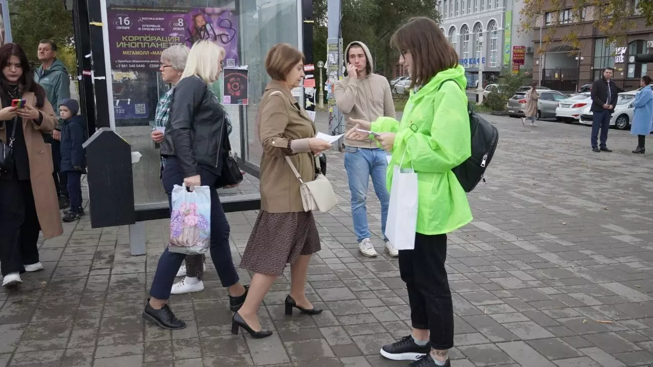 Волонтер помогает оренбуржцам разобраться в новой транспортной схеме