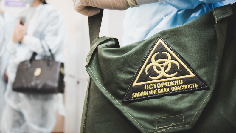 Приехавший из Москвы в Оренбург мужчина заразил коронавирусом всю семью