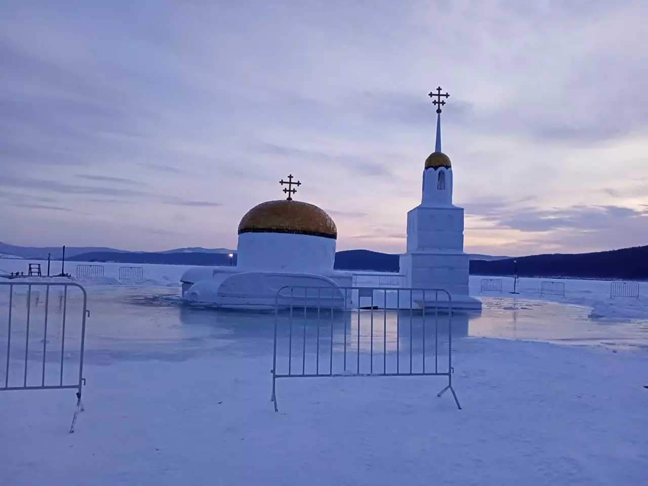 На озере Тургояк в Челябинской области снежный храм ушел под лед.