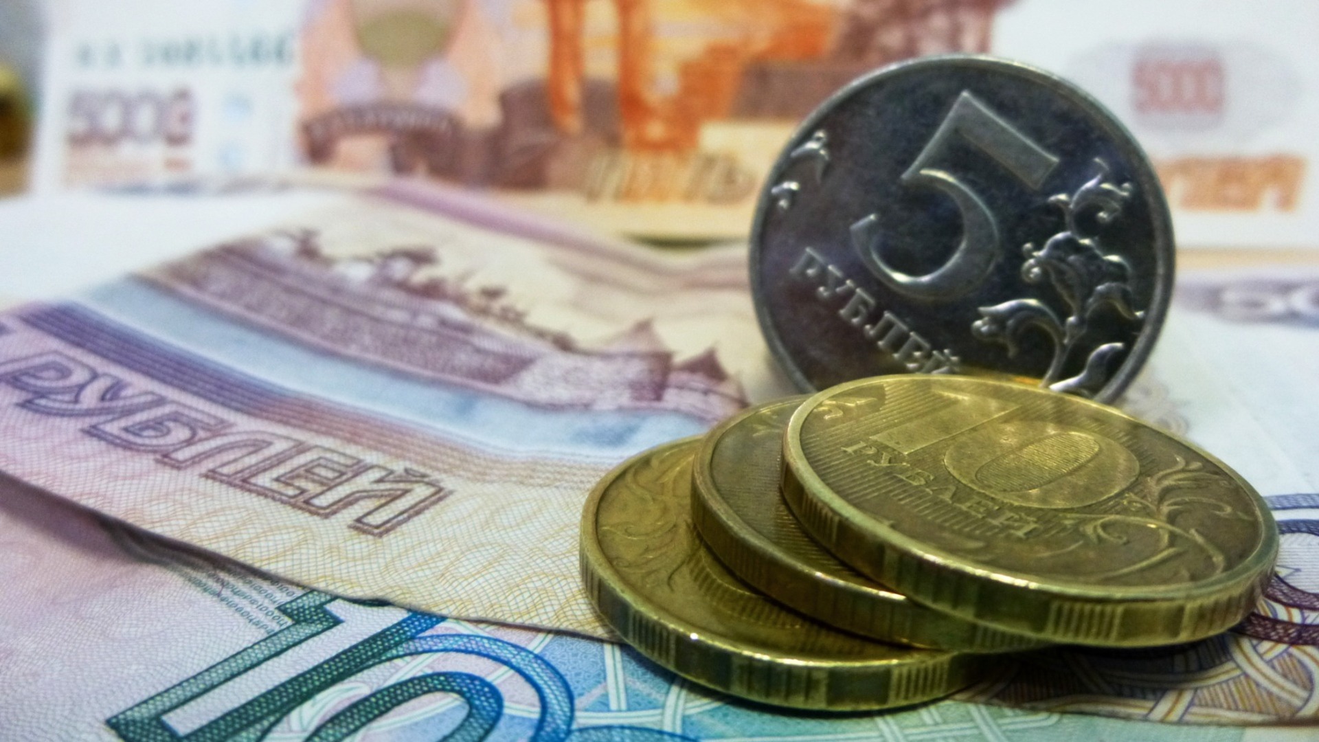 Рубль в России продолжает свое падение