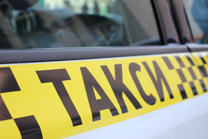 В Оренбурге местный житель спрятал в такси банку с наркотиком