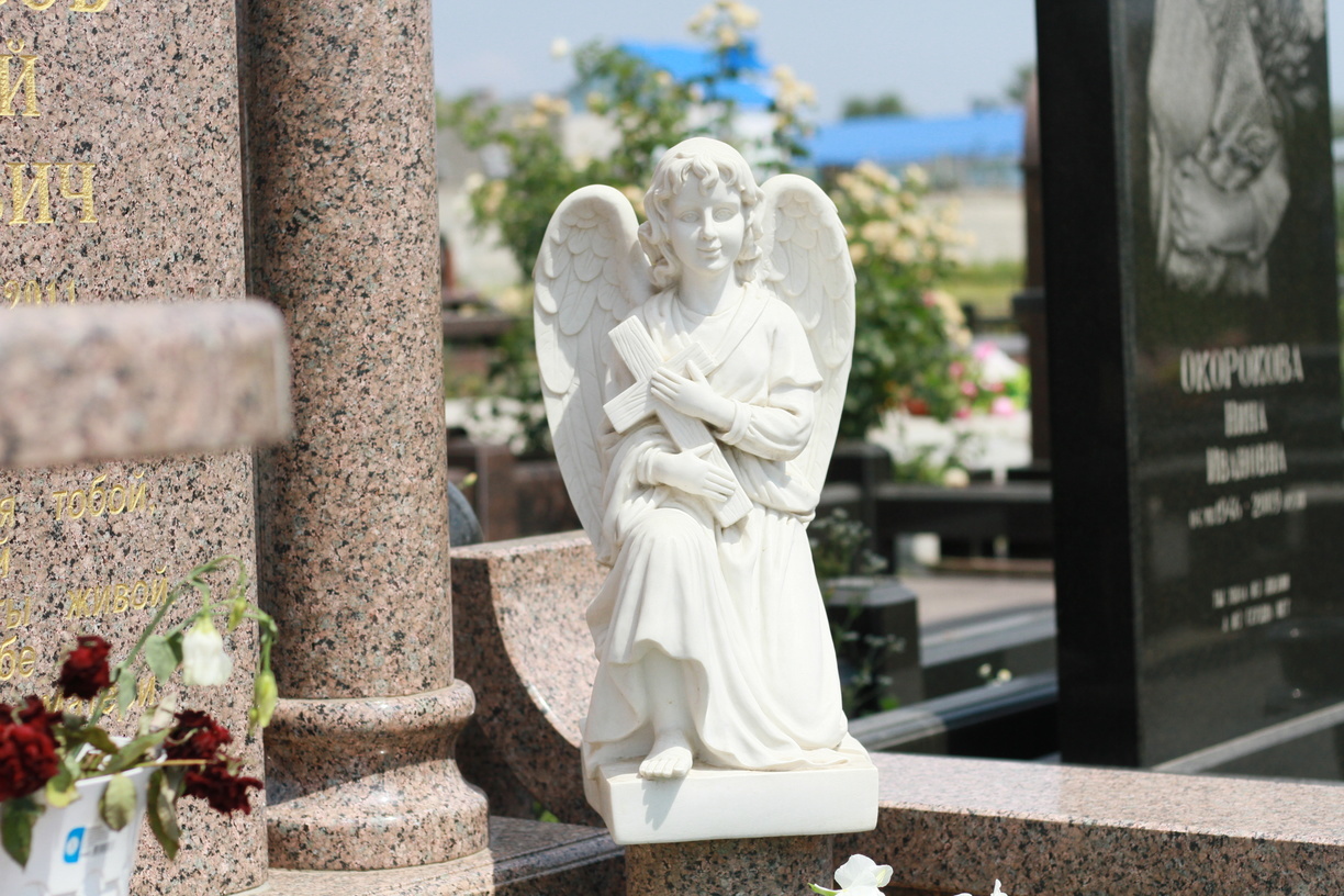 В Оренбурге пенсионерка отсудила компенсацию за некачественное надгробие для сына