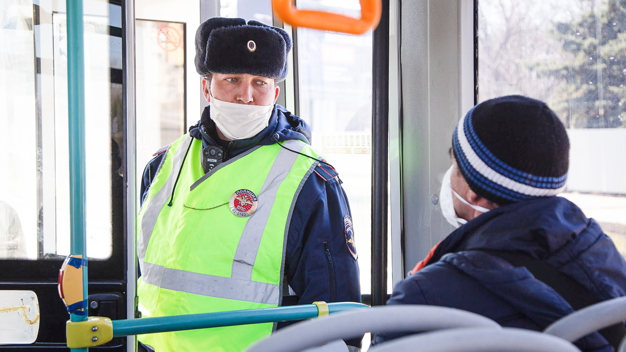 Денис Паслер обязал оренбуржцев носить маски в общественном транспорте