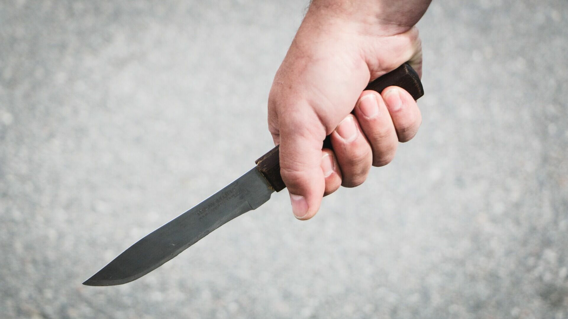 Мужчина получил нож в живот от своего знакомого в Оренбуржье