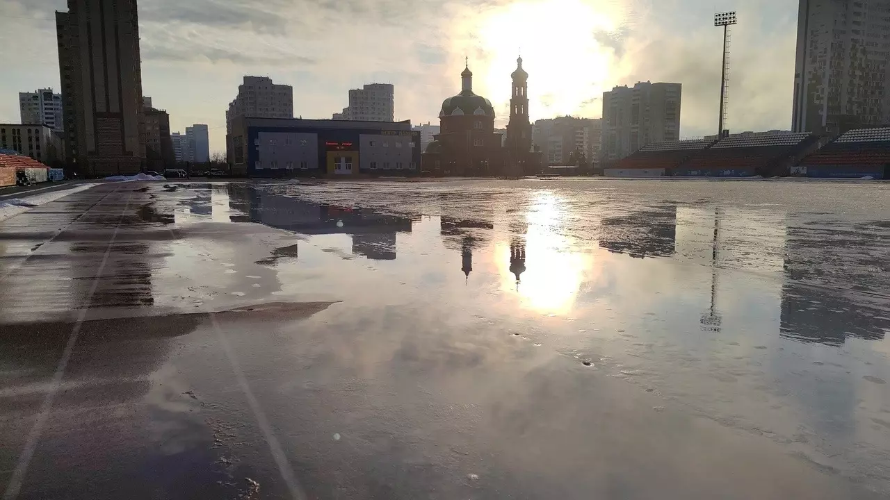 Ледовый каток стадиона «Оренбург» растаял.