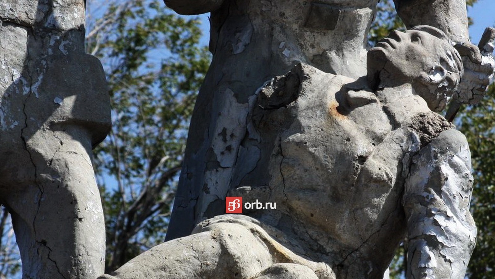 Фрагмент памятника на братской могиле в орском парке Малишевского
