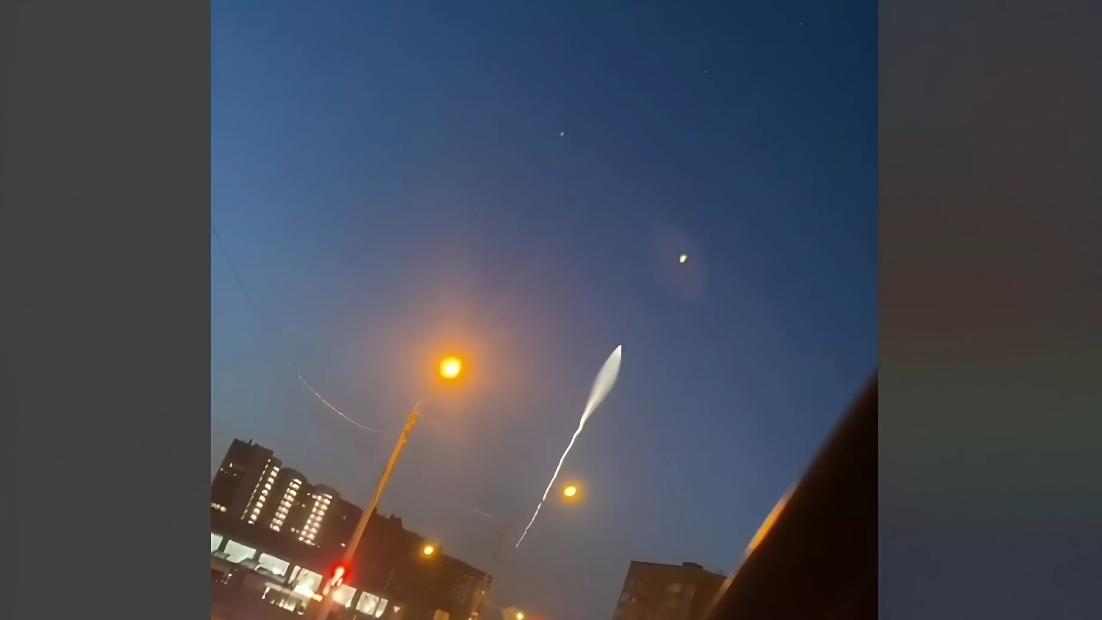 Оренбуржцы делятся видео и фото непонятного следа в небе