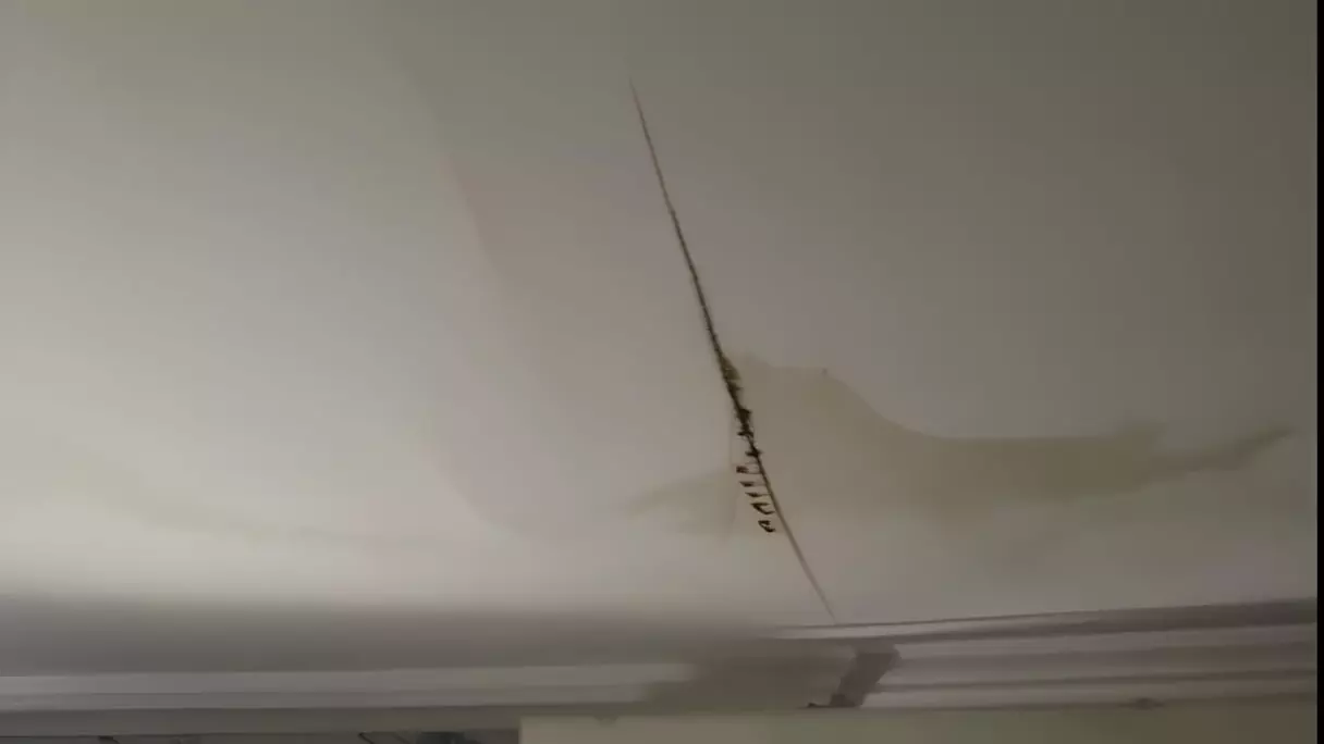 Мокрый треснувший потолок в квартире на улице Брестской за день до обрушения