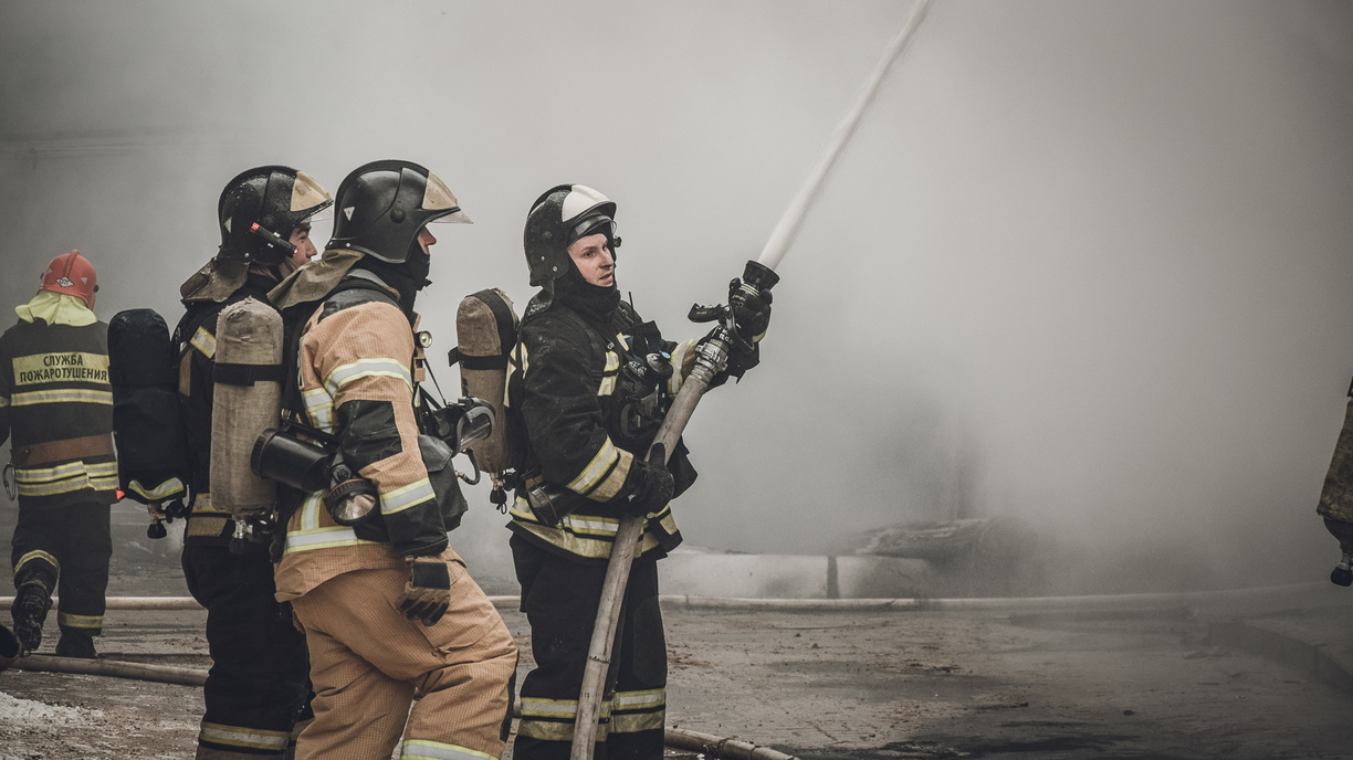 Спасатели ликвидировали возгорание на балконе жилого дома в Новотроицке