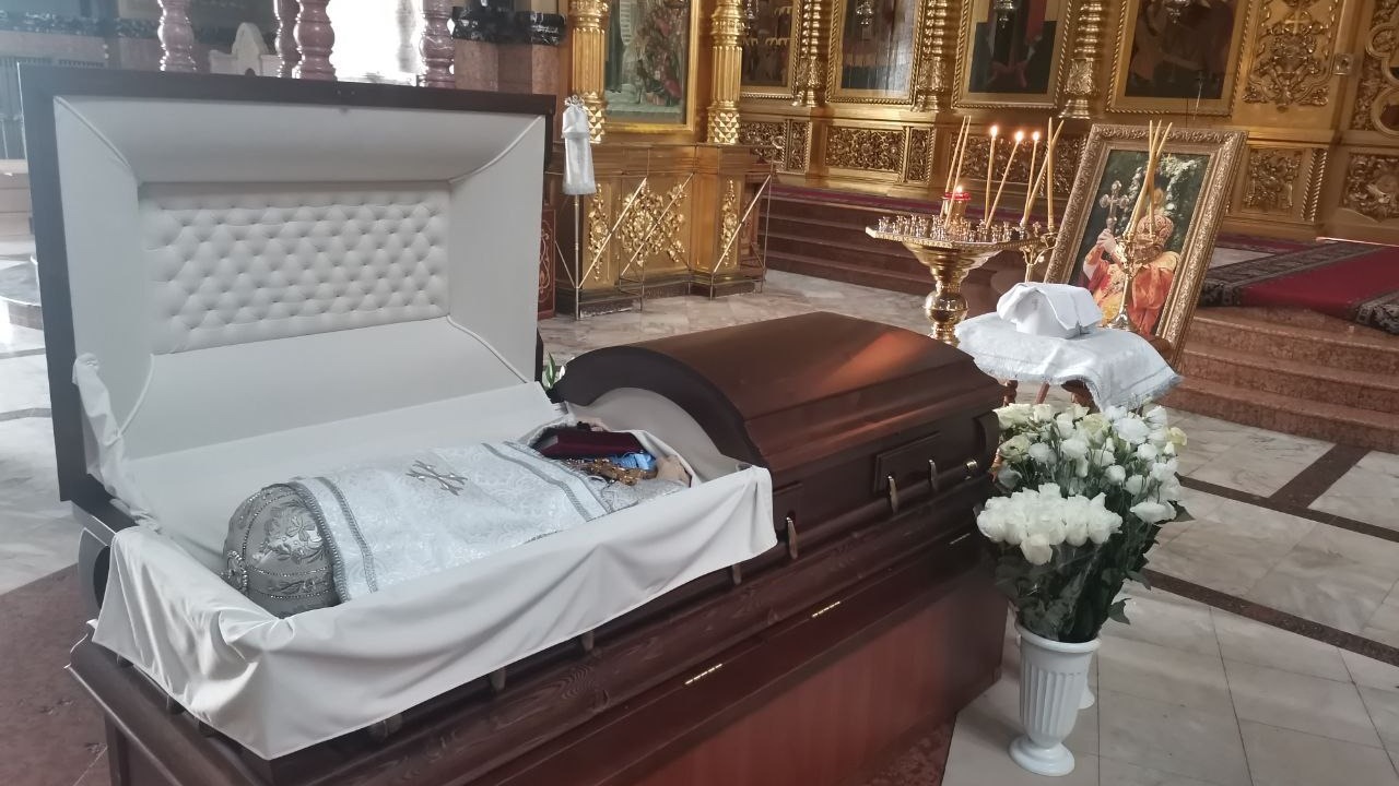 Гроб с телом митрополита