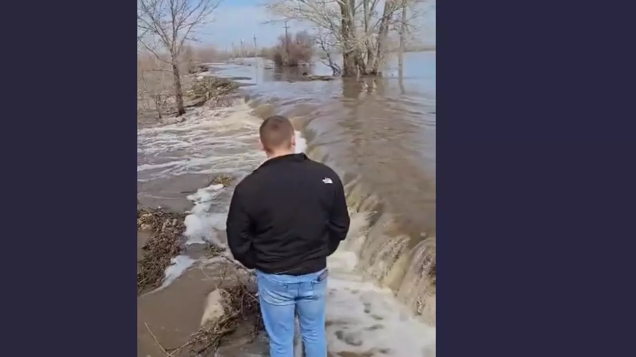 Очевидцы засняли потоки воды возле поселка Кушкуль в Оренбурге