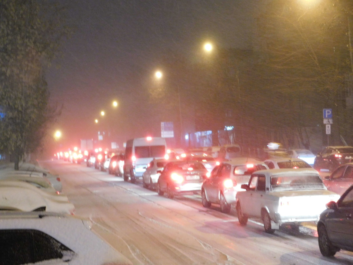 Утром Оренбург встал в автомобильных пробках из-за сильного ночного снегопада