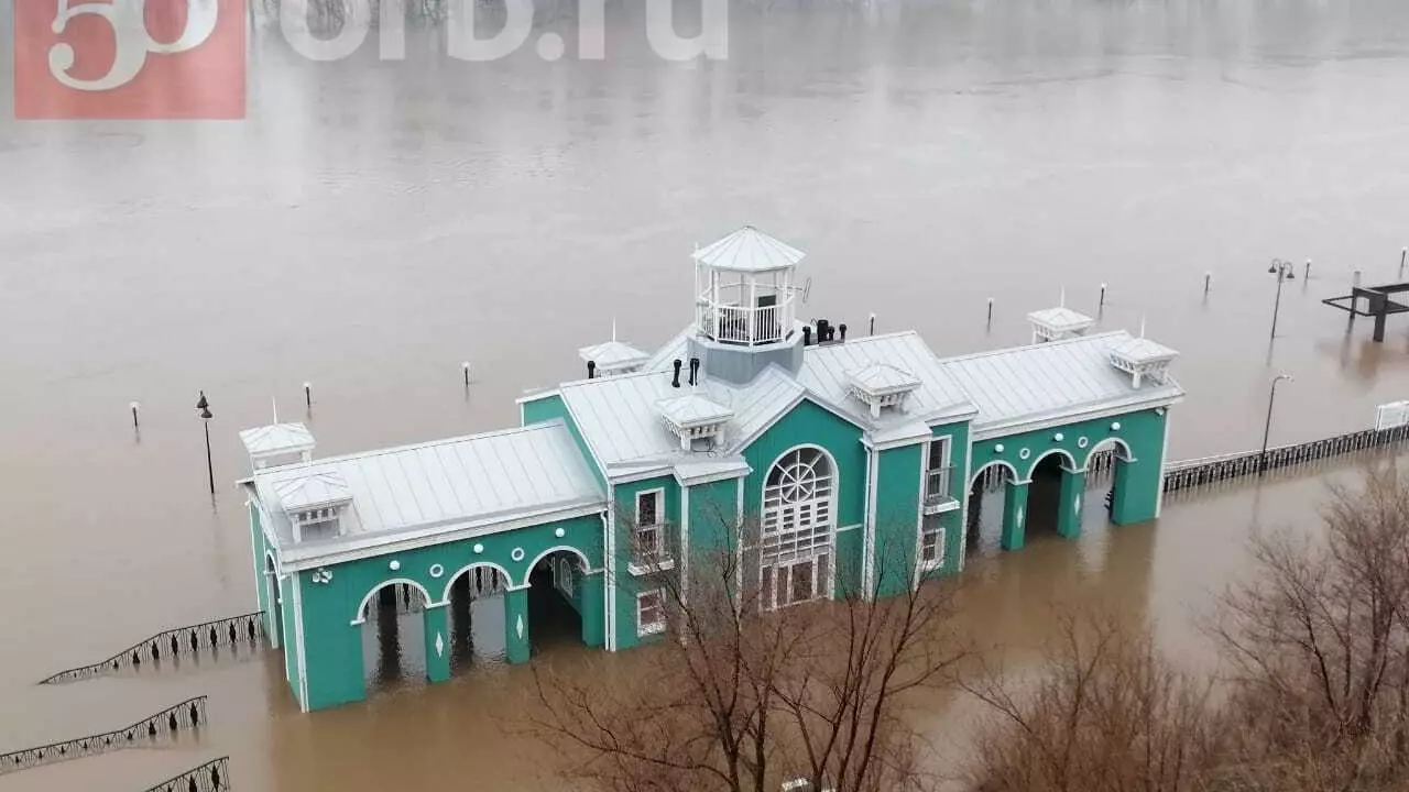 В Оренбурге река Урал продолжает подниматься и затапливать все новые территории