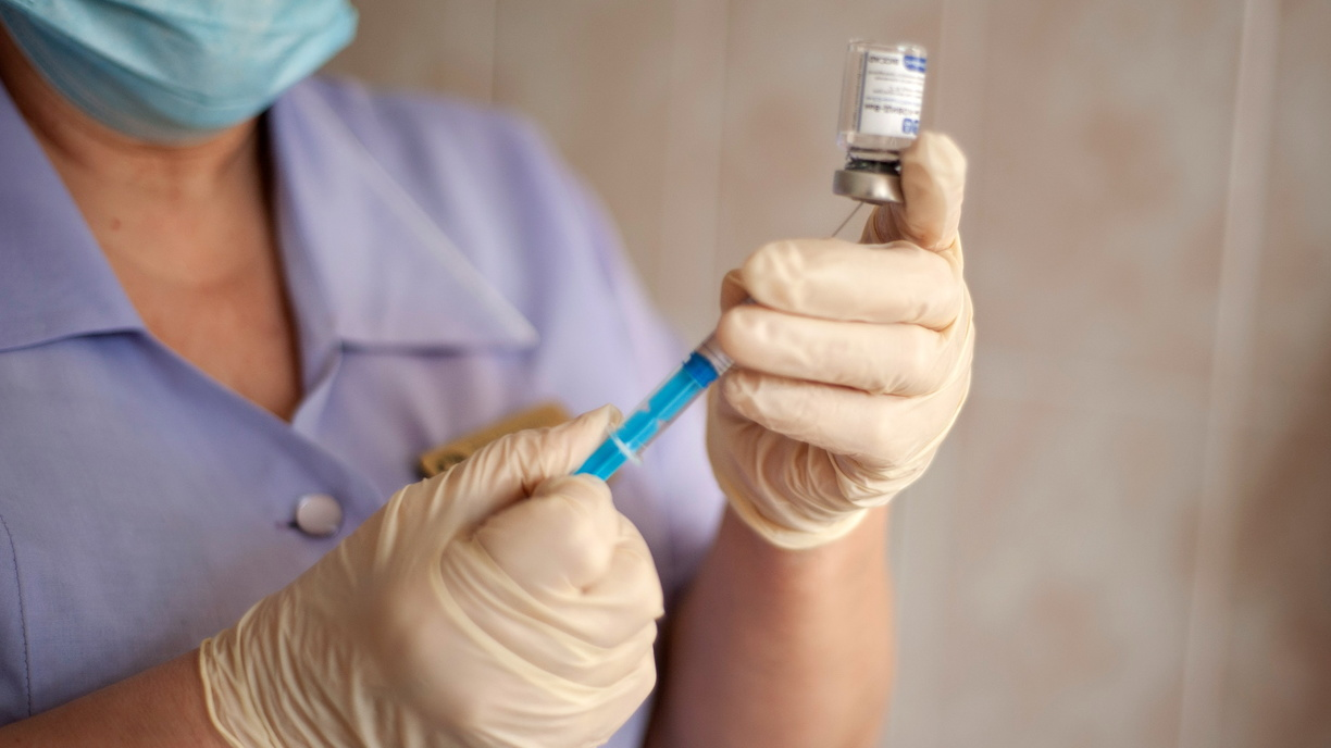 В Оренбуржье отечественными вакцинами от COVID привились более 1 тыс. чиновников