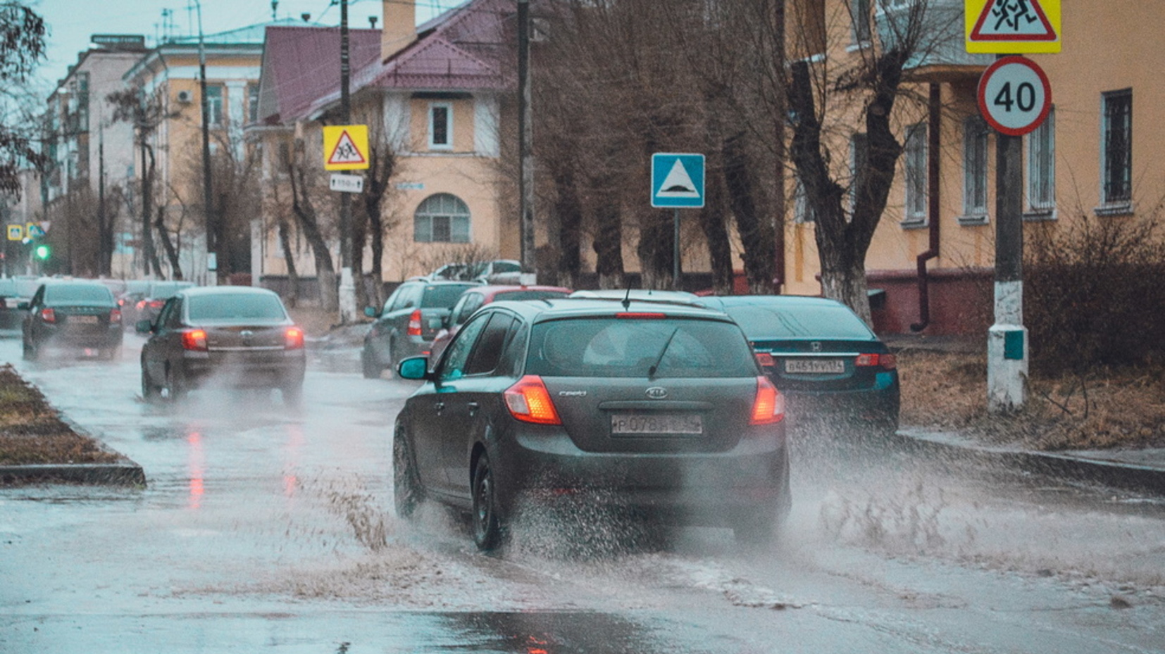 Улицы Орска затопило водой в результате двух коммунальных аварий