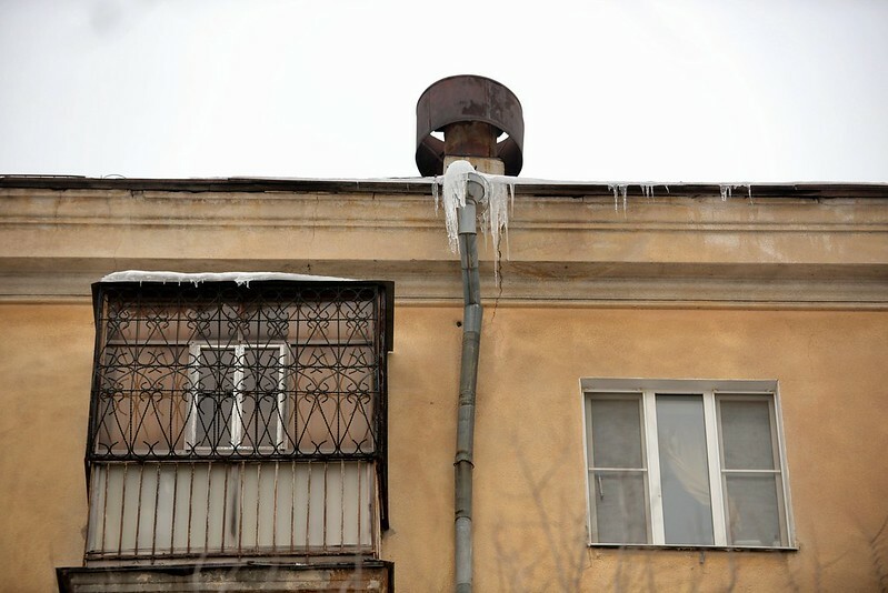 В Бугуруслане мужчина погиб при падении с крыши дома