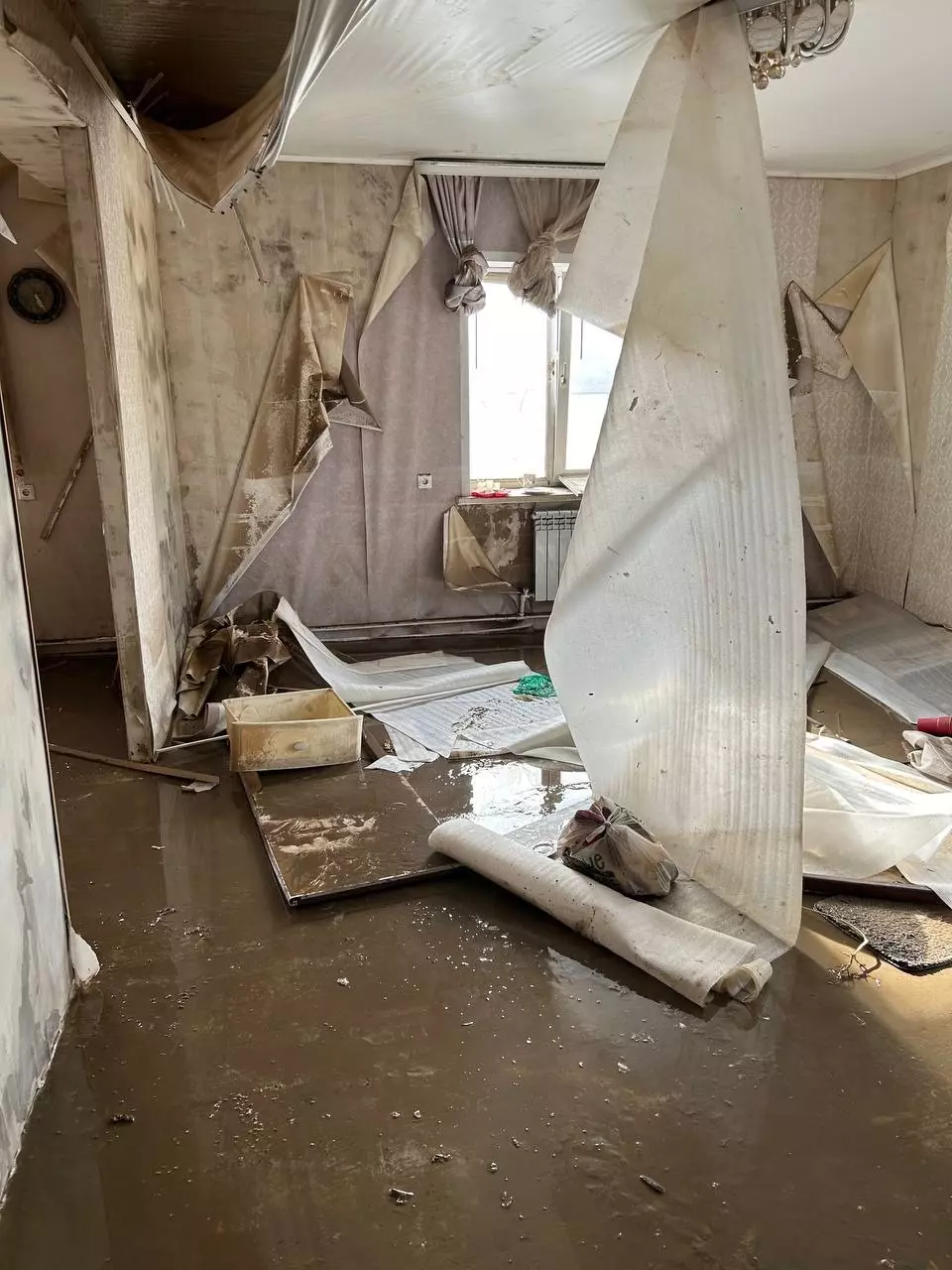 Оренбурженка показала мэру Сергею Салмину, как выглядит ее дом после наводнения