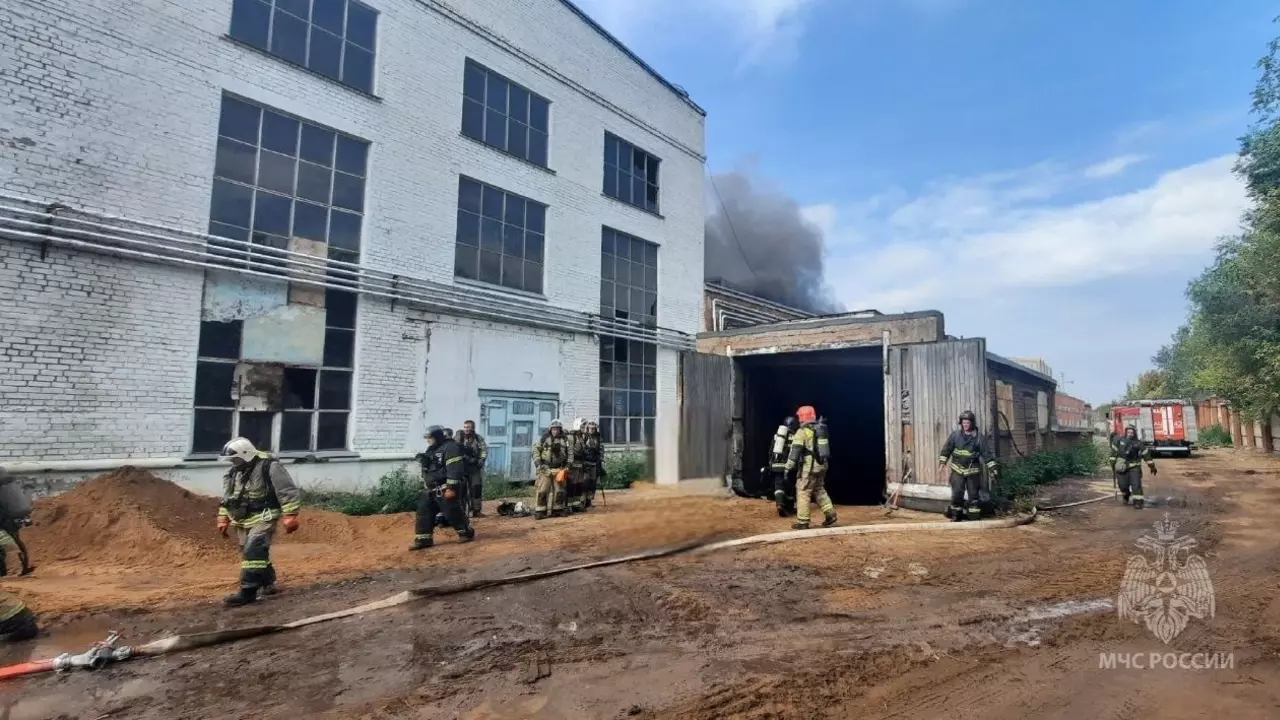 В Самаре произошел пожар в заброшенном здании завода