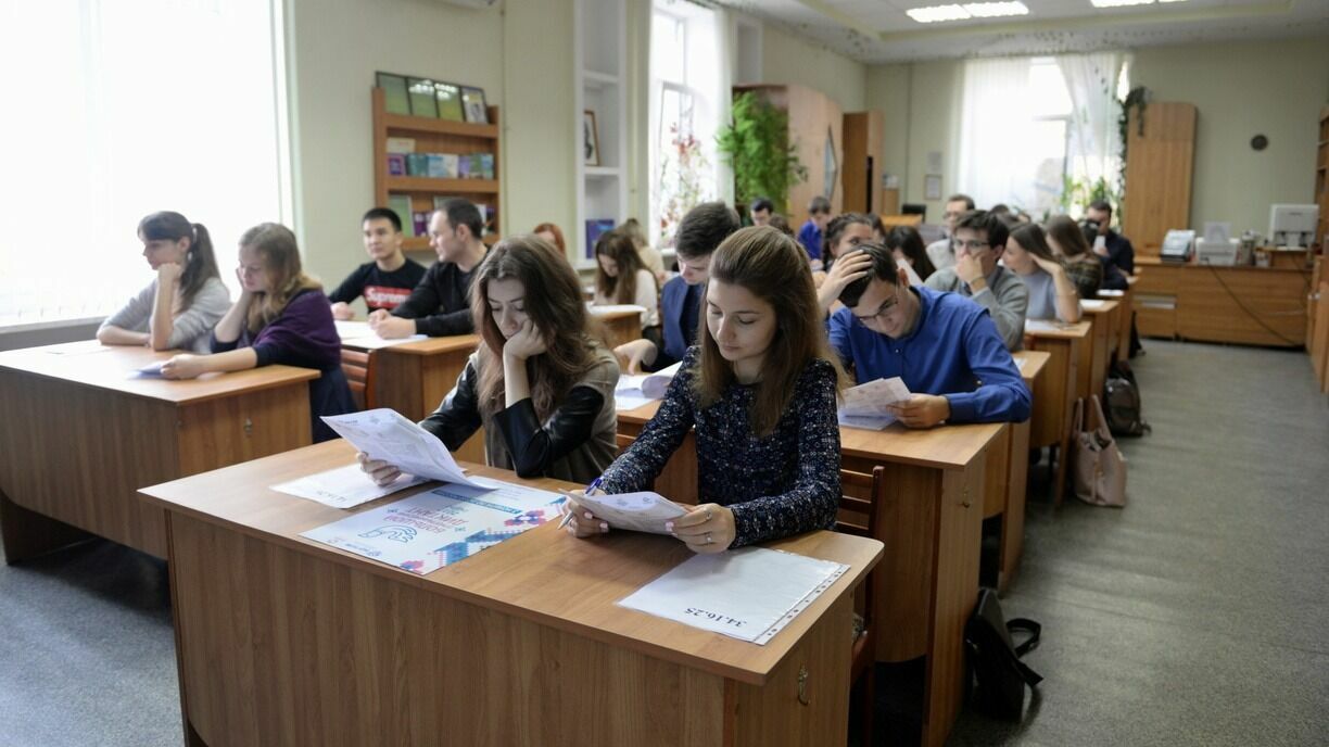 Школьники написали первые экзамены в 2023 году